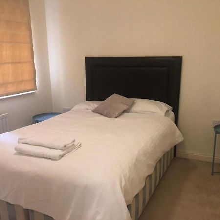 Lovely 2 Bedroom 2 Baths Flat With Free Parking Basingstoke Bagian luar foto