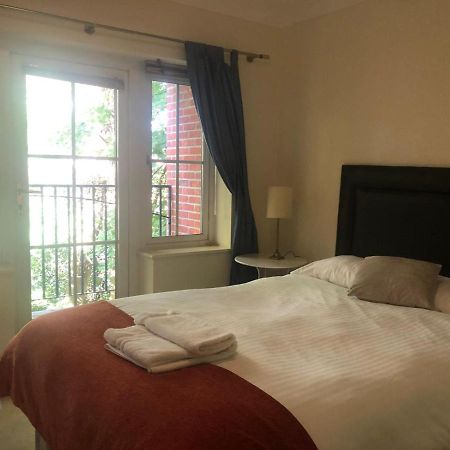 Lovely 2 Bedroom 2 Baths Flat With Free Parking Basingstoke Bagian luar foto