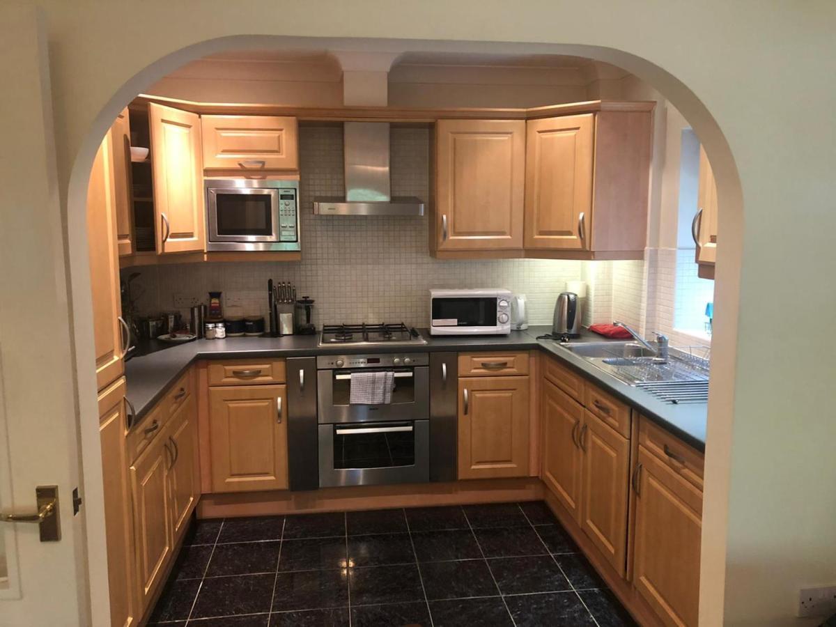 Lovely 2 Bedroom 2 Baths Flat With Free Parking Basingstoke Bagian luar foto