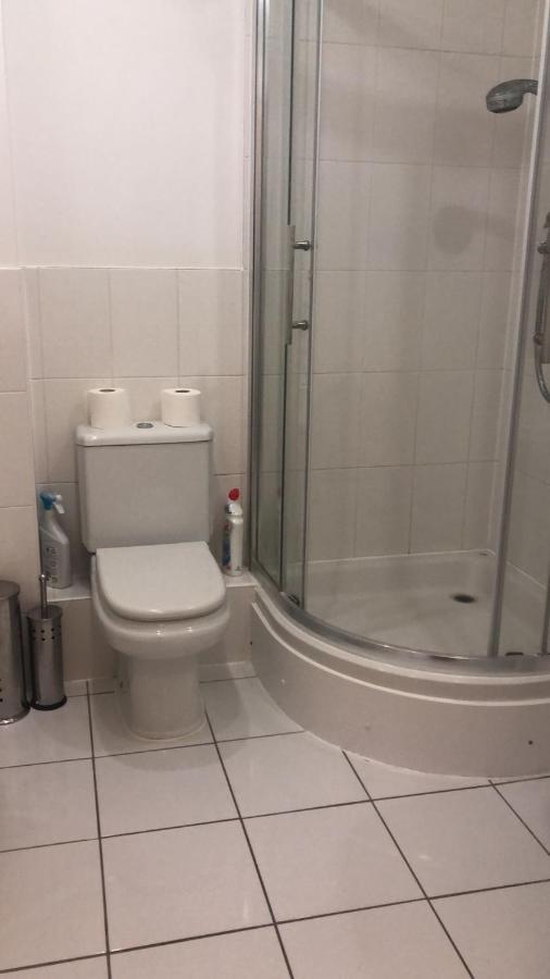 Lovely 2 Bedroom 2 Baths Flat With Free Parking Basingstoke Bagian luar foto