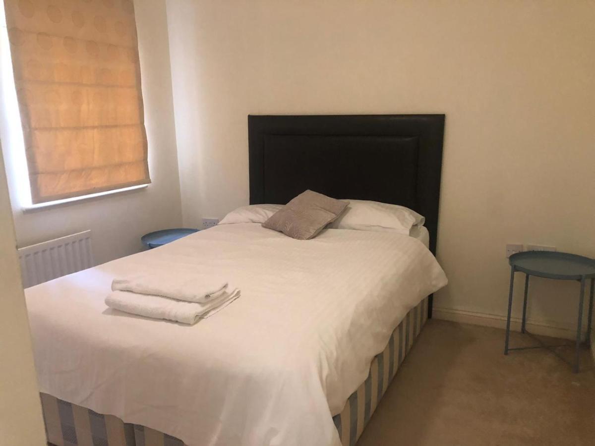 Lovely 2 Bedroom 2 Baths Flat With Free Parking Basingstoke Bagian luar foto