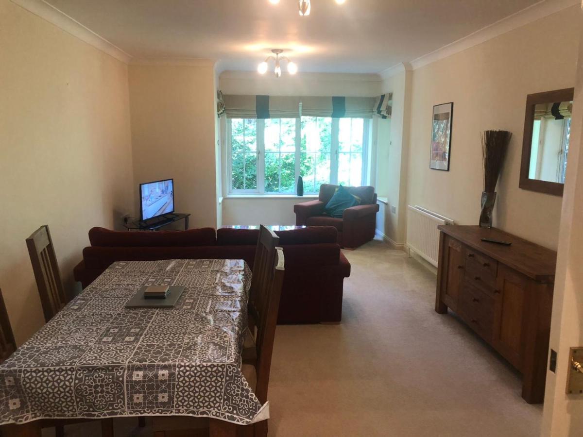 Lovely 2 Bedroom 2 Baths Flat With Free Parking Basingstoke Bagian luar foto